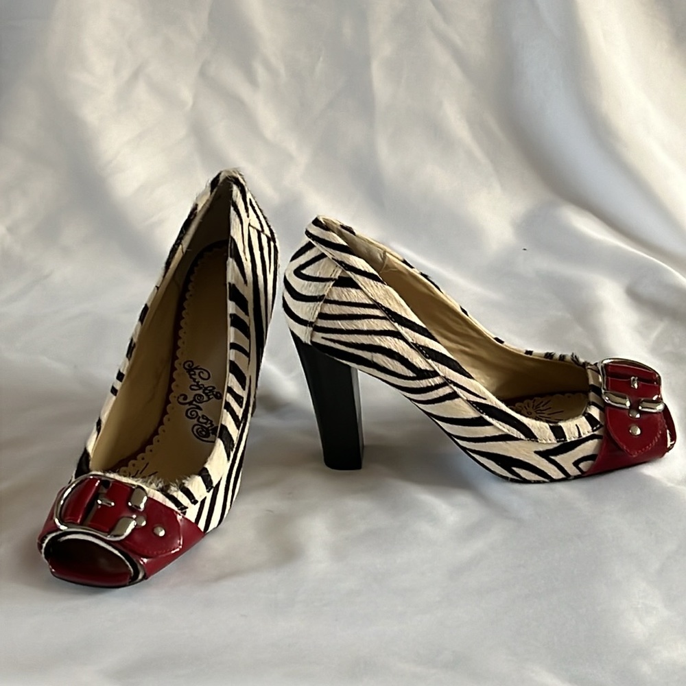 Naughty Monkey white and black zebra peep toe heels pumps with red patent Sz 8.5 - Picture 4 of 7